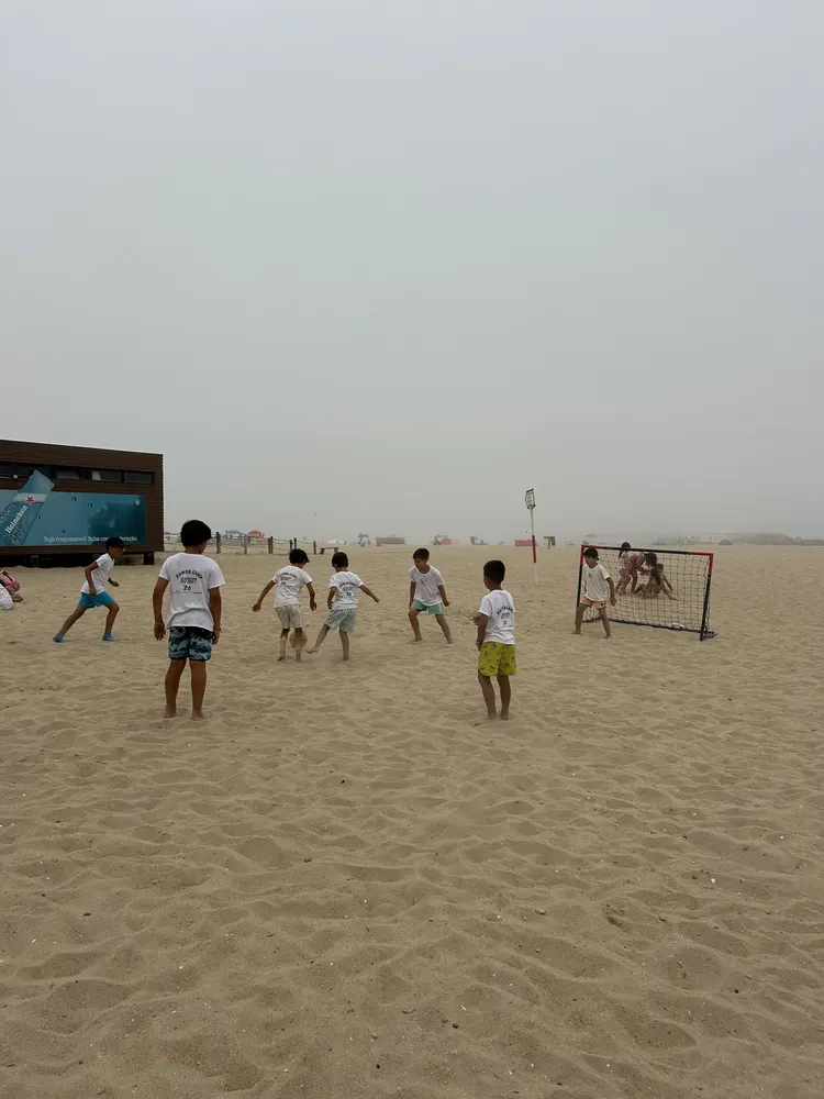 Jogo de futebol na praia