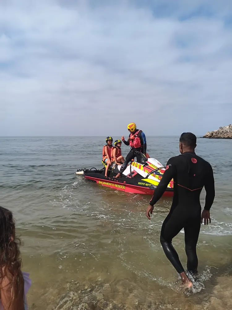 Embarcação de salvamento, na demonstração na praia