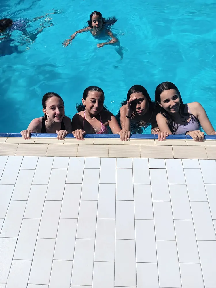 Meninas na borda da piscina